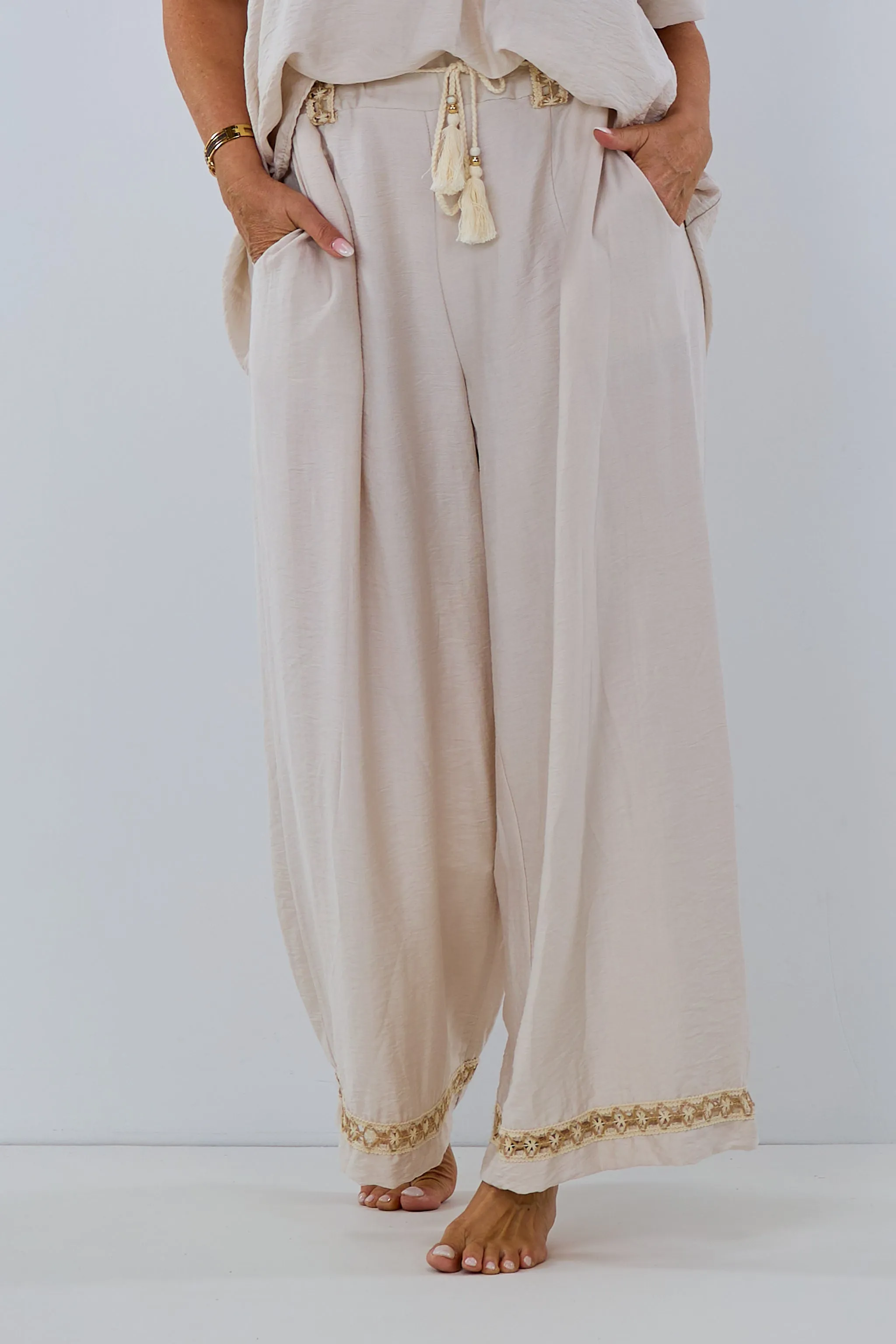 Marlene Hose mit Lochstickereien, beige